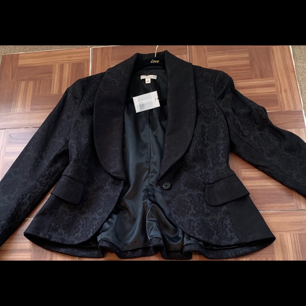 A fitted black blazer